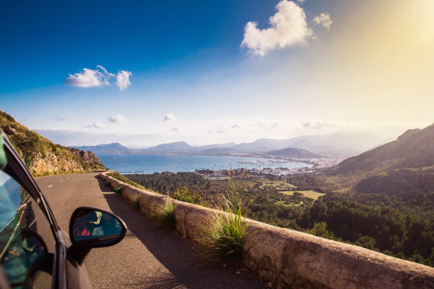 vue de la voiture au beau paysage de vacances d'été. port, mer, montagnes. photo de voyage - sunrise hill sea sun photos et images de collection