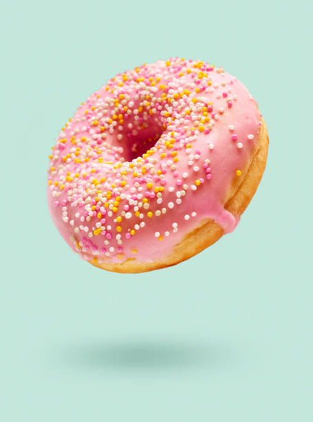 donuts recién horneados aislados sobre fondo blanco, enfoque selectivo - panadería fotos fotografías e imágenes de stock