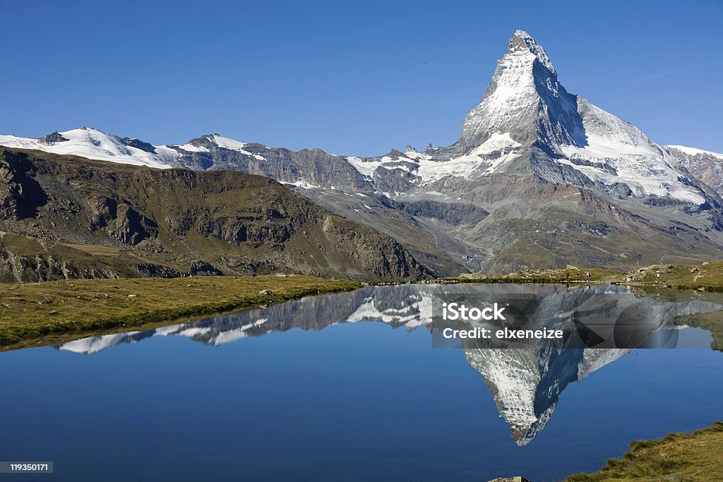 Riflesso del celebre Monte Cervino - Foto stock royalty-free di Alpi