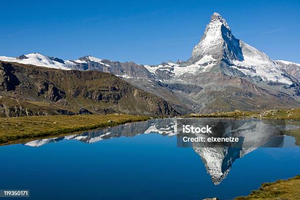 Riflesso Del Celebre Monte Cervino - Fotografie stock e altre immagini di Alpi - Alpi, Alpi svizzere, Ambientazione esterna