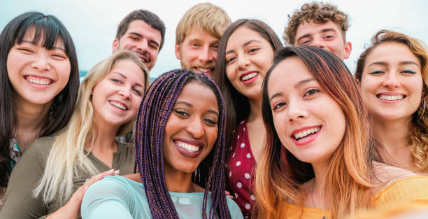 幸せな顔を作る写真を撮る多様な文化や人種からの若い友人 - 若者、ミレニアル世代と一緒に楽しむ学生との友情のコンセプト - クローズアップ女の子に焦点を当てる - teenager child student social gathering ストックフォトと画像