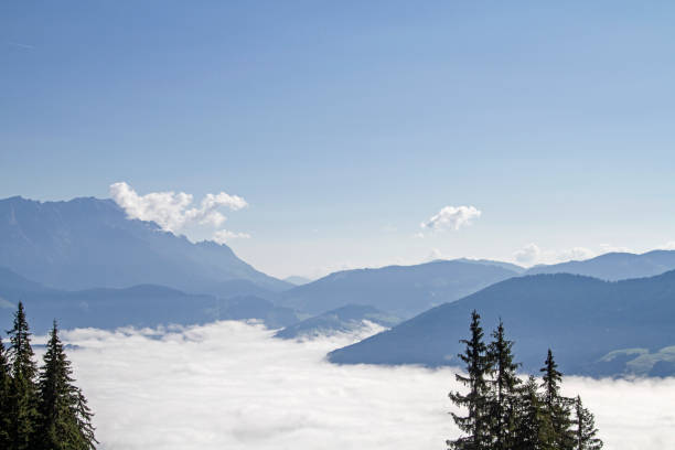 mare di nebbia vicino a saalfelden in austria - inversion layer foto e immagini stock