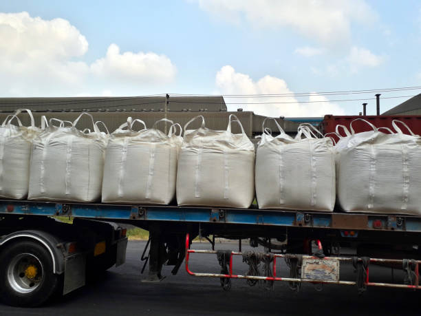 트레일러 로딩 및 화학 비료 - cargo container metal container rough 뉴스 사진 이미지