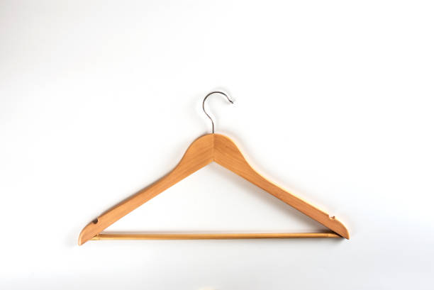 der aufhänger auf weißem hintergrund - shopping retail shirt coat hook stock-fotos und bilder