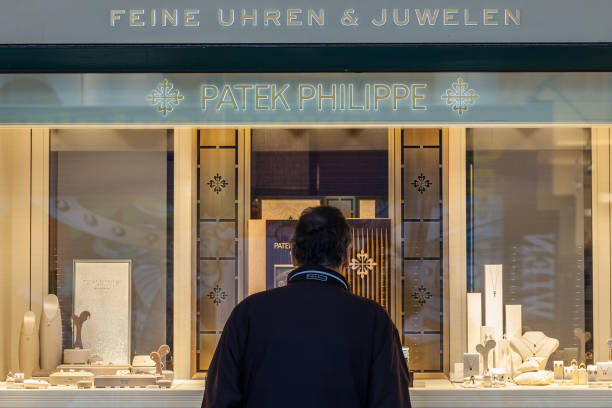 logotipo de patek philippe en su boutique de joyería en viena. patek philippe es un relojero suizo de lujo famoso por sus cronógrafos y relojes. - watchmaking fotografías e imágenes de stock