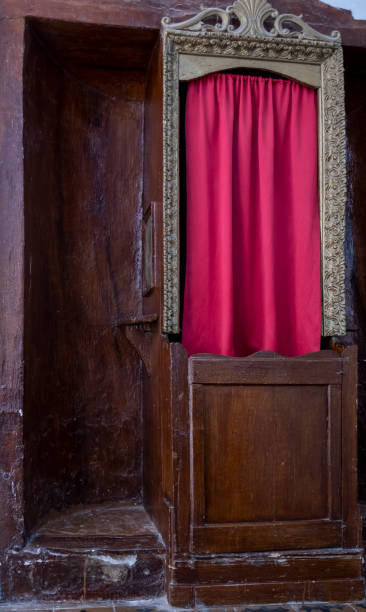 confessionnal antique - confession booth curtain church nobody photos et images de collection