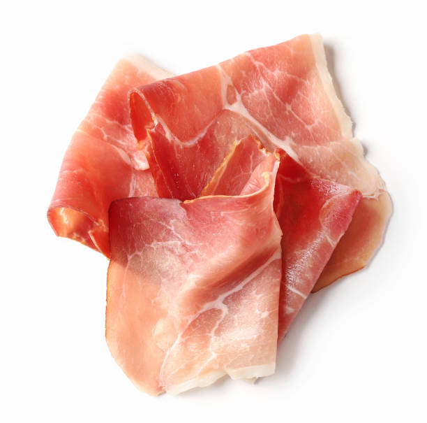 прошутто ломтик изолированы на белом фоне, вид сверху - prosciutto ham meat parma ham стоковые фото и изображения