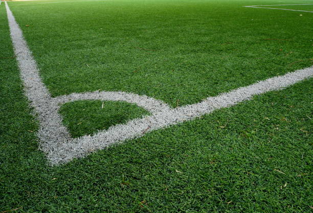 o futebol branco da linha do círculo artificial - soccer soccer field artificial turf man made material - fotografias e filmes do acervo