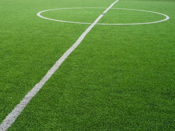 белая полоса маркировки на зеленой траве - soccer soccer field artificial turf man made material стоковые фото и изображения
