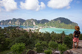 solo-reisender-mit-strohhut-auf-phi-phi-insel-aussichtspunkt-thailand.jpg?b=1&s=170x170&k=20&c=V5Rottl17zlkz42Skg08S2BhaRjzg62BN7hm8fvJo0w=