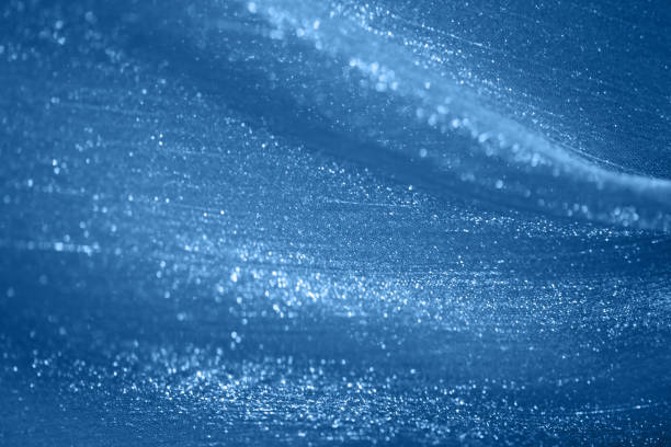 azul clásico plata brillo gasa vela navidad fantasía fondo de color de moda del año 2020 tul netting defocused patrón marino textura macro fotografía - chifón fotografías e imágenes de stock