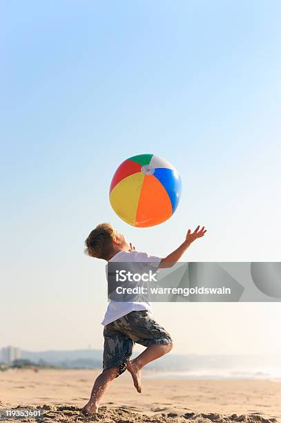 Pallone Da Spiaggia Gioia - Fotografie stock e altre immagini di Palla da spiaggia - Palla da spiaggia, Lanciare, Bambino