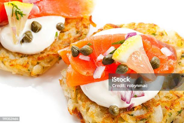 Räucherlachskartoffelpuffern Stockfoto und mehr Bilder von Draufsicht - Draufsicht, Eierkuchen-Speise, Farbbild