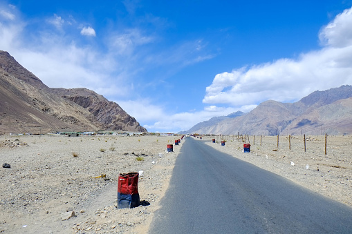 La carretera desde el la mayor parte de la India, Ladakh, hasta la frontera con Pakistán, en bicicleta por el paso de Cardonra y el valle de Nubra photo