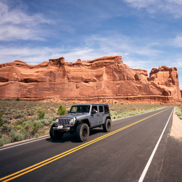 джип в национальном парке арки, штат - jeep wrangler стоковые фото и изображения