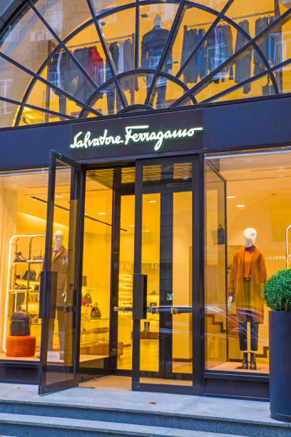 магазин моды salvatore ferragamo - ferragamo стоковые фото и изображения