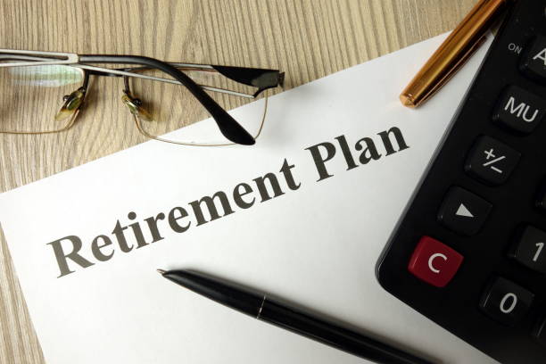 계산기 펜과 안경은퇴 계획 - retirement 401k finance pension 뉴스 사진 이미지