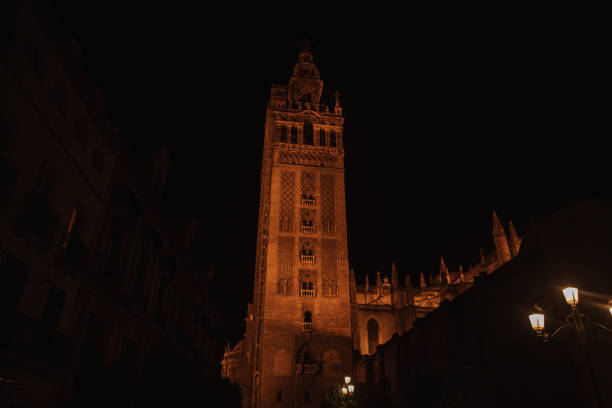 torre giralda a siviglia, spagna - national landmark architectural styles sevilla seville foto e immagini stock