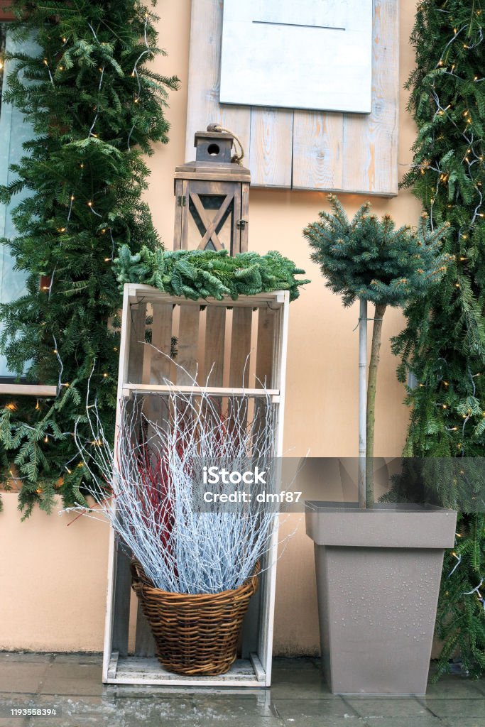 Foto de Galhos Secos Na Cesta Árvore De Natal Envasada E Lanterna Decoração  Dos Feriados Perto Da Casa e mais fotos de stock de Artigo de decoração -  iStock