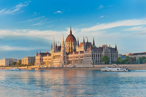 das parlament in budapest - budapest danube river river hungary stock-fotos und bilder