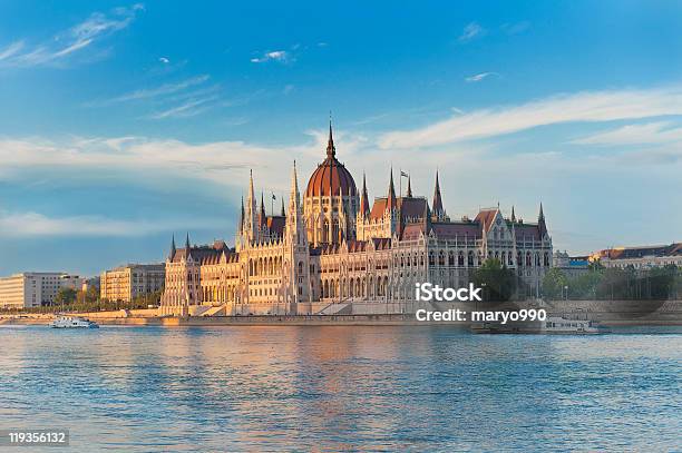 Al Parlamento Di Budapest - Fotografie stock e altre immagini di Budapest - Budapest, Fiume Danubio, Palazzo del Parlamento