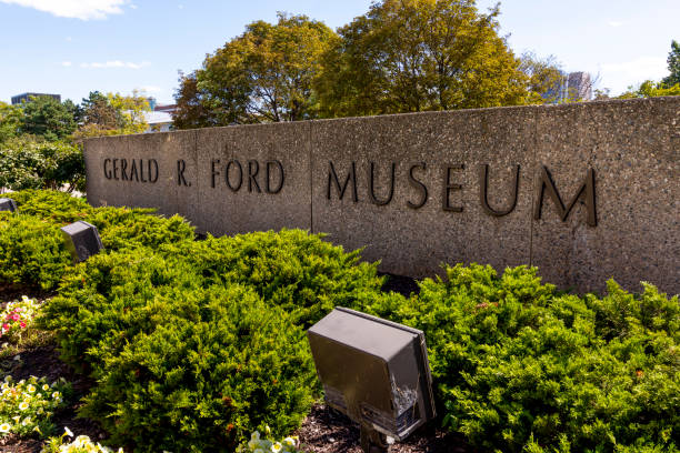 знак для президентского музея джеральда р. форда - gerald ford стоковые фото и изображения
