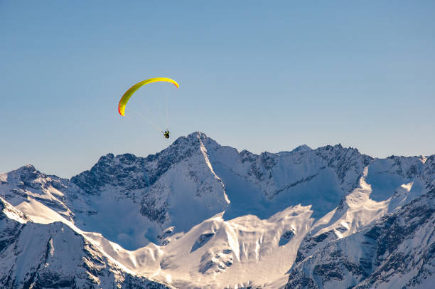 parapente en los alpes austriacos - paragliding sport austria parachuting fotografías e imágenes de stock