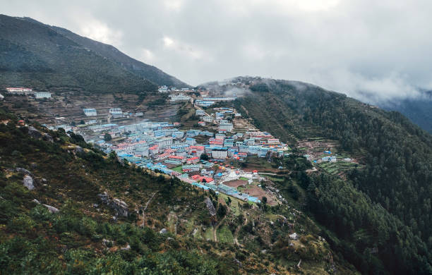 namche bazaar vue panoramique . itinéraire de randonnée everest (ebc) de randonnée. parc national de sagarmatha, népal. - namche bazaar photos et images de collection