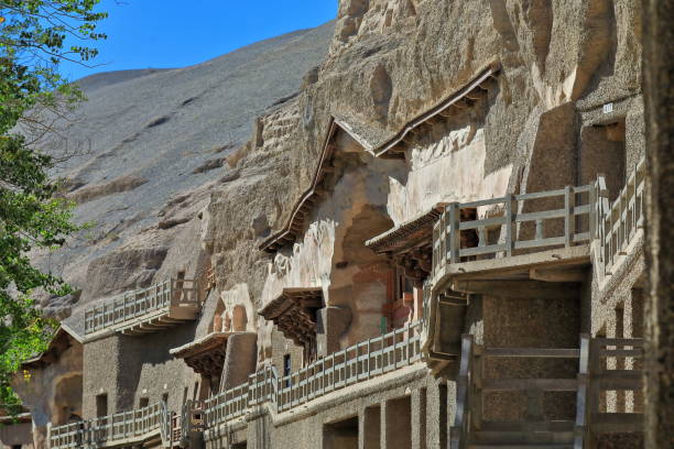 passerelle-passaggi-corridoi per visitare le grotte buddiste di mogao. dunhuang-gansu provincia-cina-0635 - dugout foto e immagini stock