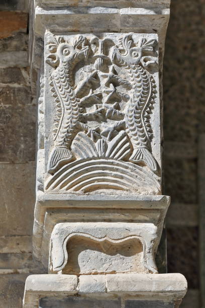 reliefs sculptés par pilier de pierre de créatures mythologiques makara. grottes bouddhistes mogao-dunhuang-gansu-chine-0638 - pit house photos et images de collection