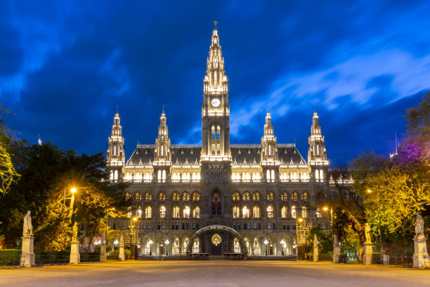 wiedeński ratusz (rathaus) w nocy, austria - vienna austria vienna town hall night zdjęcia i obrazy z banku zdjęć