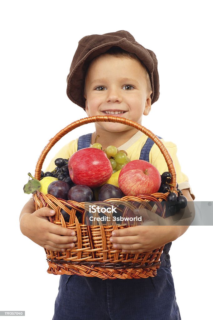 Маленький мальчик с Корзина фруктов - Стоковые фото Белый роялти-фри