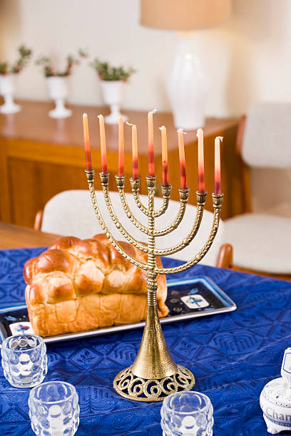 hanukkah menorah auf tisch - hanukkah loaf of bread food bread stock-fotos und bilder