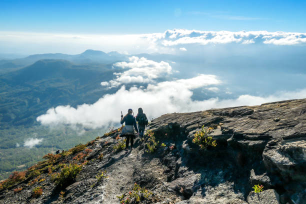 bajawa - una coppia che dowing giù per il vulcano inierie - flores man foto e immagini stock