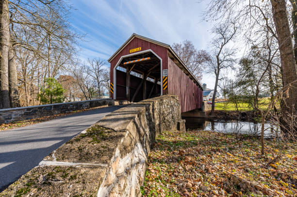 zook's mill covered bridge crossing cocalico creek - covered bridge zdjęcia i obrazy z banku zdjęć