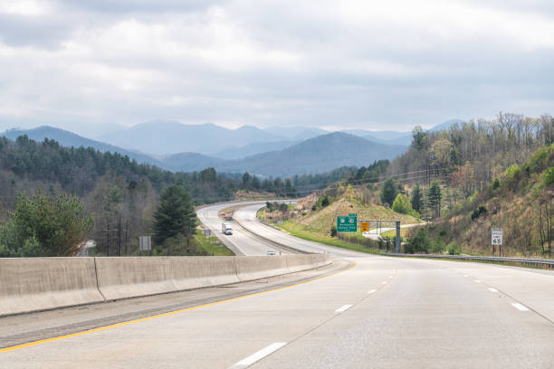 smoky mountains w pobliżu asheville, karolina północna i ciężarówki na autostradzie i26 - great smoky mountains tennessee mountain north carolina zdjęcia i obrazy z banku zdjęć
