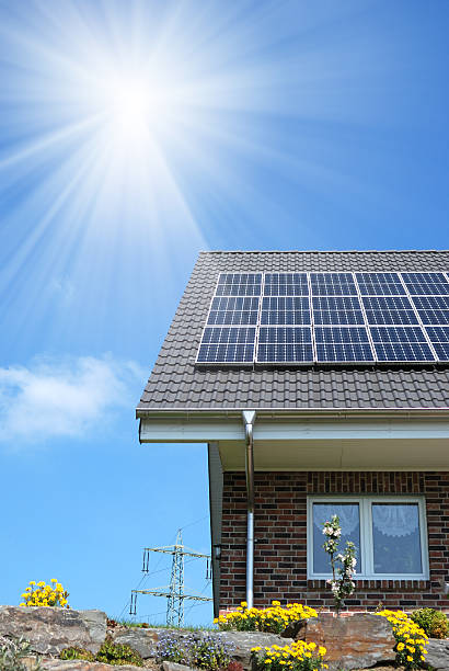 avec panneau solaire sur le toit - solar energy solar panel sun facade photos et images de collection