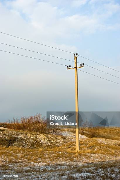 Foto de Linha De Alimentação No Inverno Dunas De Curonian Spit e mais fotos de stock de Amarelo