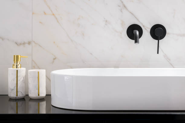 элегантный ванной washbasin - bathroom black faucet стоковые фото и изображения