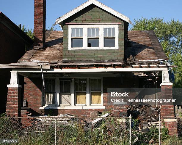 Abandonado House Foto de stock y más banco de imágenes de Casa - Casa, Deteriorado - Viejo, Abandonado