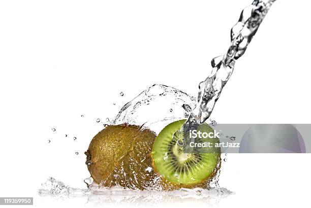 Foto de Água Splash Isolado Sobre Kiwi e mais fotos de stock de Bolha - Estrutura física - Bolha - Estrutura física, Caindo, Comida