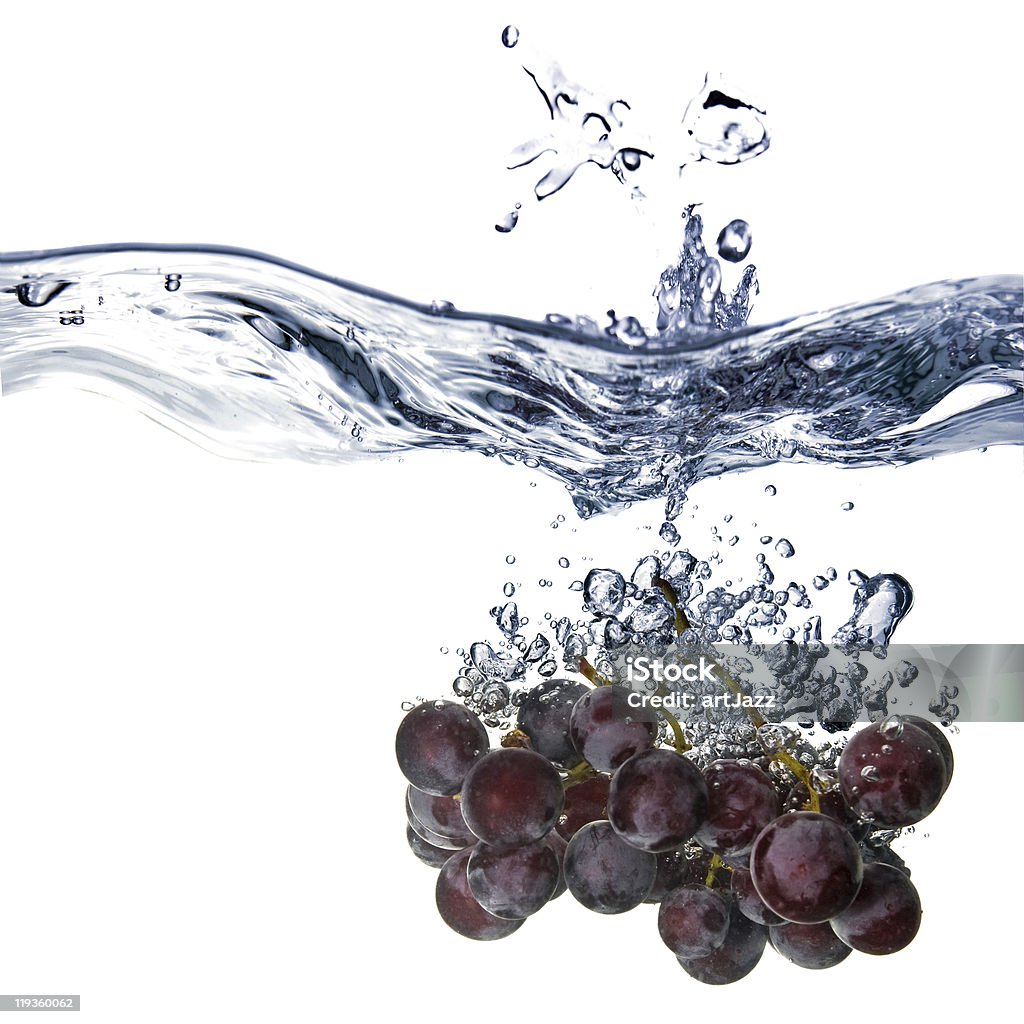 Uva azul cair na água com splash Isolado no branco - Foto de stock de Alimentação Saudável royalty-free