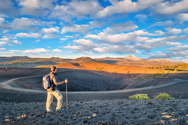 ラッセン火山国立公園カリフォルニアのハイカー - lassen volcanic national park ストックフォトと画像