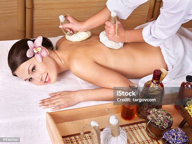 Junge Frau Auf Massagetisch Im Beauty Spa Serie Stockfoto und mehr Bilder von Massieren - Massieren, Thailändische Kultur, Alternative Behandlungsmethode