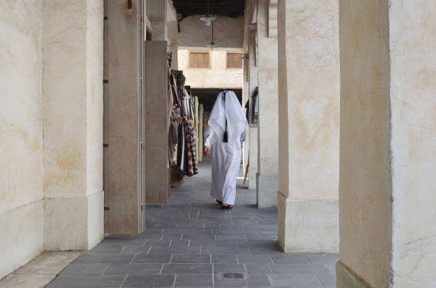arabski człowiek idący pod koniec ulicy w souq waqif w ad-dausze. - qatar doha family arabia zdjęcia i obrazy z banku zdjęć