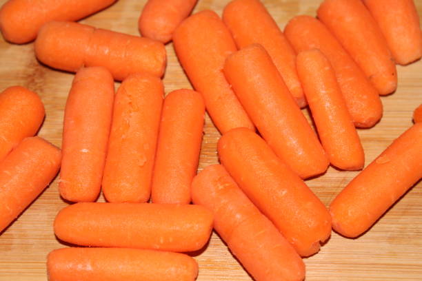 marchew dla niemowląt - carrot isolated bunch baby carrot zdjęcia i obrazy z banku zdjęć