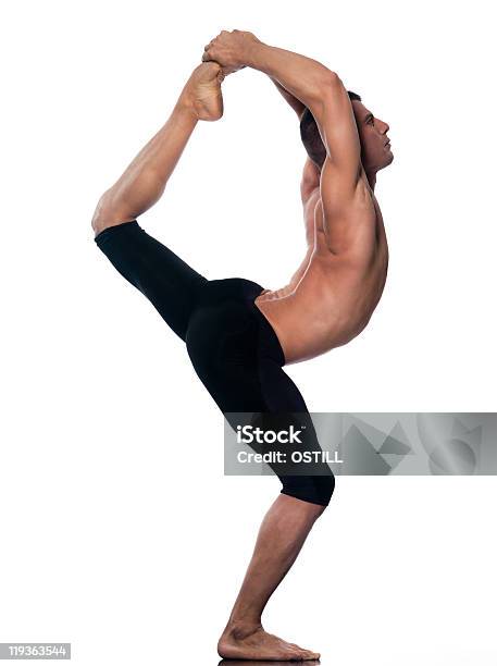 Uomo Yoga Posizione Del Signore Della Danza Alla Posizione Del Signore Della Danza - Fotografie stock e altre immagini di Acrobata