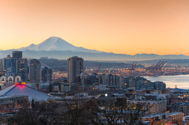 シアトル アット ドーン - seattle skyline mt rainier space needle ストックフォトと画像