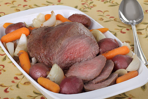 asado de carne al horno - pot roast fotografías e imágenes de stock