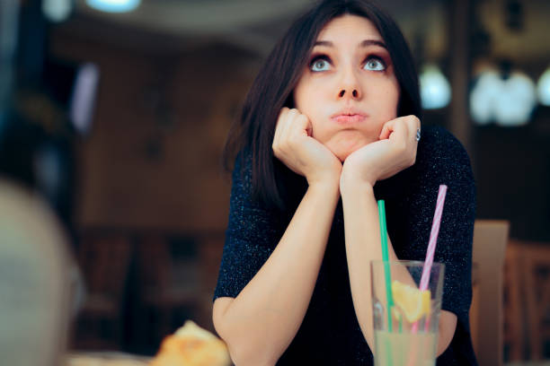 mujer aburrida teniendo una limonada en una fiesta - pessimist women one person caucasian fotografías e imágenes de stock